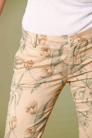 Jaqueline Curvie women's chino capri pants in cotton with flower print curvy